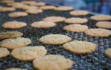 將圖片載入圖庫檢視器 ☆現貨(24小時內出貨). 京都市本家佳長 「Monde Selection 國際品質評鑑大會」2014年~2024年連續11年榮獲金賞 九条蔥 京蝦餅 蝦子蔥仙貝 (附 禮紙袋)