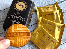 將圖片載入圖庫檢視器 【預購產品/預計4月25號左右抵達台灣】 東京超多人排隊的伴手禮 NY CARAMEL SAND NYC紐約焦糖夾心餅乾(附 禮紙袋)