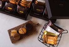 將圖片載入圖庫檢視器 ☆現貨(24小時內出貨). 東京超多人排隊的伴手禮 NY CARAMEL SAND NYC紐約焦糖夾心餅乾 冬天季節限定販售 4種口味組合 盒裝 (附 禮紙袋)