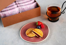 將圖片載入圖庫檢視器 ☆現貨(24小時內出貨). 東京超多人排隊的伴手禮 NY CARAMEL SAND 春天限定販售 NYC紐約焦糖草莓&藍莓 夾心餅乾 (附 禮紙袋)