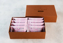 將圖片載入圖庫檢視器 ☆現貨(24小時內出貨). 東京超多人排隊的伴手禮 NY CARAMEL SAND 春天限定販售 NYC紐約焦糖草莓&藍莓 夾心餅乾 (附 禮紙袋)