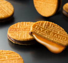 將圖片載入圖庫檢視器 【預購產品/預計4月25號左右抵達台灣】 東京超多人排隊的伴手禮 NY CARAMEL SAND NYC紐約焦糖夾心餅乾(附 禮紙袋)