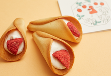 將圖片載入圖庫檢視器 ☆現貨(24小時內出貨). 東京超多人排隊的伴手禮 AUDREY奧黛莉 北海道産白巧克力「GLACIA草莓奶油花束餅 甜點」 (附 紙袋)