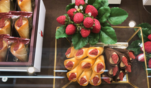 將圖片載入圖庫檢視器 ☆現貨(24小時內出貨). 東京超多人排隊的伴手禮 AUDREY奧黛莉 北海道産白巧克力「GLACIA草莓奶油花束餅 甜點」 (附 紙袋)