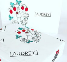 將圖片載入圖庫檢視器 ☆現貨(24小時內出貨). 東京超多人排隊的伴手禮 AUDREY奧黛莉 北海道産白巧克力「GLACIA草莓奶油花束餅 甜點」 (附 紙袋)