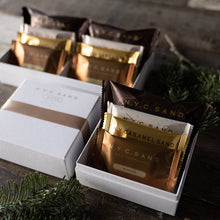 將圖片載入圖庫檢視器 ☆現貨(24小時內出貨). 東京超多人排隊的伴手禮 NY CARAMEL SAND NYC紐約焦糖夾心餅乾 冬天季節限定販售 4種口味組合 盒裝 (附 禮紙袋)