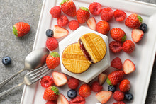 將圖片載入圖庫檢視器 ☆現貨(24小時內出貨). 東京超多人排隊的伴手禮 NY CARAMEL SAND 春天限定販售 NYC紐約焦糖草莓&藍莓 夾心餅乾 (附 禮紙袋)