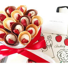 將圖片載入圖庫檢視器 ☆現貨(24小時內出貨). 東京超多人排隊的伴手禮 AUDREY奧黛莉 北海道産白巧克力「GLACIA草莓奶油花束餅 甜點」 (附 紙袋)