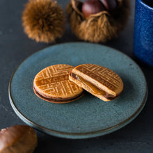 將圖片載入圖庫檢視器 ☆現貨(24小時內出貨). 東京超多人排隊的伴手禮 NY CARAMEL SAND NYC紐約焦糖夾心餅乾 冬天季節限定販售 4種口味組合 盒裝 (附 禮紙袋)