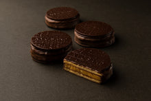 將圖片載入圖庫檢視器 【預購產品/預計4月25號左右抵達台灣】東京超多人排隊的伴手禮 NY CARAMEL SAND NYC紐約雙重巧克力太妃焦糖 八層夾心餅乾 SCOTCH & W CHOCOLATE(附 禮紙袋)