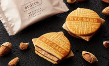 將圖片載入圖庫檢視器 【預購產品/預計4月25號左右抵達台灣】東京超多人排隊的伴手禮 NY CARAMEL SAND NYC紐約焦糖 太妃糖 夾心餅乾 ALMOND SCOTCH(附 禮紙袋)