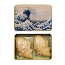將圖片載入圖庫檢視器 【12/12-12/15預購期間 / 預計12月31號左右抵達台灣】 1885年創業 福岡縣 林久右衛門 東京國立博物館聯名鰹節専門店:富嶽三十六景圖x鯛最中湯品 鐵盒