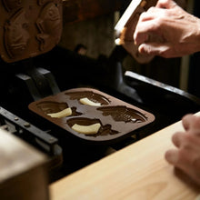 將圖片載入圖庫檢視器 【12/12-12/15預購期間 / 預計12月31號左右抵達台灣】 1885年創業 福岡縣 林久右衛門 東京國立博物館聯名鰹節専門店:富嶽三十六景圖x鯛最中湯品 鐵盒