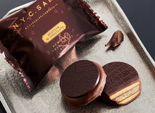 將圖片載入圖庫檢視器 【預購產品/預計4月25號左右抵達台灣】東京超多人排隊的伴手禮 NY CARAMEL SAND NYC紐約雙重巧克力太妃焦糖 八層夾心餅乾 SCOTCH & W CHOCOLATE(附 禮紙袋)