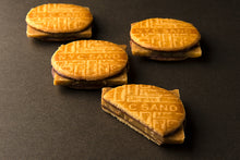 將圖片載入圖庫檢視器 【預購產品/預計4月25號左右抵達台灣】東京超多人排隊的伴手禮 NY CARAMEL SAND NYC紐約焦糖 太妃糖 夾心餅乾 ALMOND SCOTCH(附 禮紙袋)