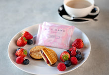將圖片載入圖庫檢視器 ☆現貨(24小時內出貨). 東京超多人排隊的伴手禮 NY CARAMEL SAND 春天限定販售 NYC紐約焦糖草莓&藍莓 夾心餅乾 (附 禮紙袋)