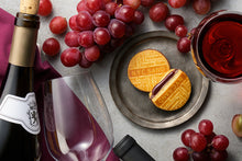 將圖片載入圖庫檢視器 ☆現貨(24小時內出貨) . 東京超多人排隊的伴手禮 NY CARAMEL SAND 春天限定販售(東京羽田機場專賣) NYC紐約焦糖 葡萄紅酒 夾心餅乾 6個 (附 禮紙袋)