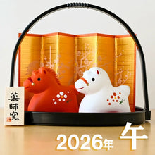 將圖片載入圖庫檢視器 ☆現貨(24小時內出貨) 陶器名產 愛知縣瀬戸市 藥師窯  招福開運擺飾 錦彩招福馬 2026年 馬年 錦彩招福午(紅白) 附小手籠
