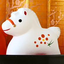 將圖片載入圖庫檢視器 ☆現貨(24小時內出貨) 陶器名產 愛知縣瀬戸市 藥師窯  招福開運擺飾 錦彩招福馬 2026年 馬年 錦彩招福午(紅白) 附小手籠
