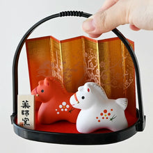 將圖片載入圖庫檢視器 ☆現貨(24小時內出貨) 陶器名產 愛知縣瀬戸市 藥師窯  招福開運擺飾 錦彩招福馬 2026年 馬年 錦彩招福午(紅白) 附小手籠
