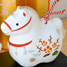 將圖片載入圖庫檢視器 ☆現貨(24小時內出貨) 陶器名產 愛知縣瀬戸市 藥師窯  招福開運擺飾 錦彩招福馬 2026年 馬年 錦彩招福寿々午(大土鈴・親子)
