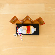 將圖片載入圖庫檢視器 ☆現貨(24小時內出貨) 陶器名產 愛知縣瀬戸市 藥師窯  招福開運擺飾 錦彩招福馬 2026年 馬年 錦彩招福午(附 破魔矢)
