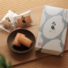 將圖片載入圖庫檢視器 ☆現貨(24小時內出貨)1933年創業 愛媛縣銘菓 畑田本舗x石鎚酒造 聯名合作產品 濕潤蜂蜜費南雪 5個入盒裝

