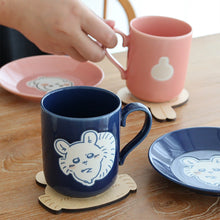 將圖片載入圖庫檢視器 ☆現貨(24小時內出貨). 日本吉伊卡哇Chiikawa 日本製 瓷器 花園餐具 陶瓷馬克杯&amp;雷射切割杯墊 組合 300ml
